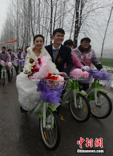阜陽(yáng)“90后”青年騎公共自行車迎娶新娘 阜陽(yáng)“90后”青年騎公共自行車迎娶新娘