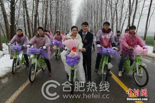 阜陽(yáng)“90后”青年騎公共自行車迎娶新娘 阜陽(yáng)“90后”青年騎公共自行車迎娶新娘