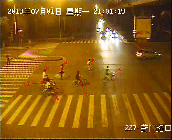 監(jiān)控顯示，有7名青年用非常規(guī)方式騎走公共自行車，其行為已涉嫌盜竊。